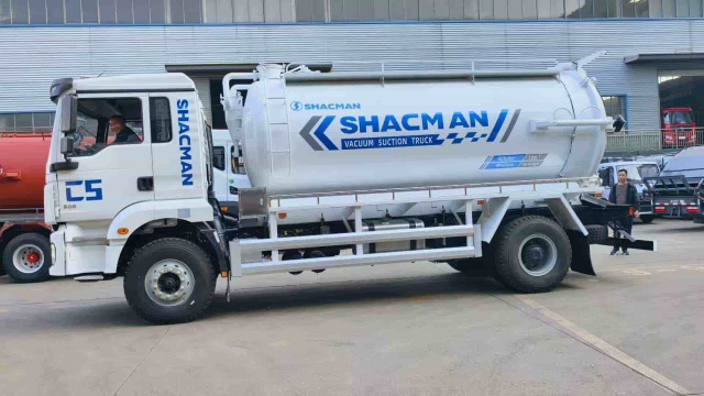 Shacman Delong H3000 4 × 2 15 cubic meter sewage suction truck