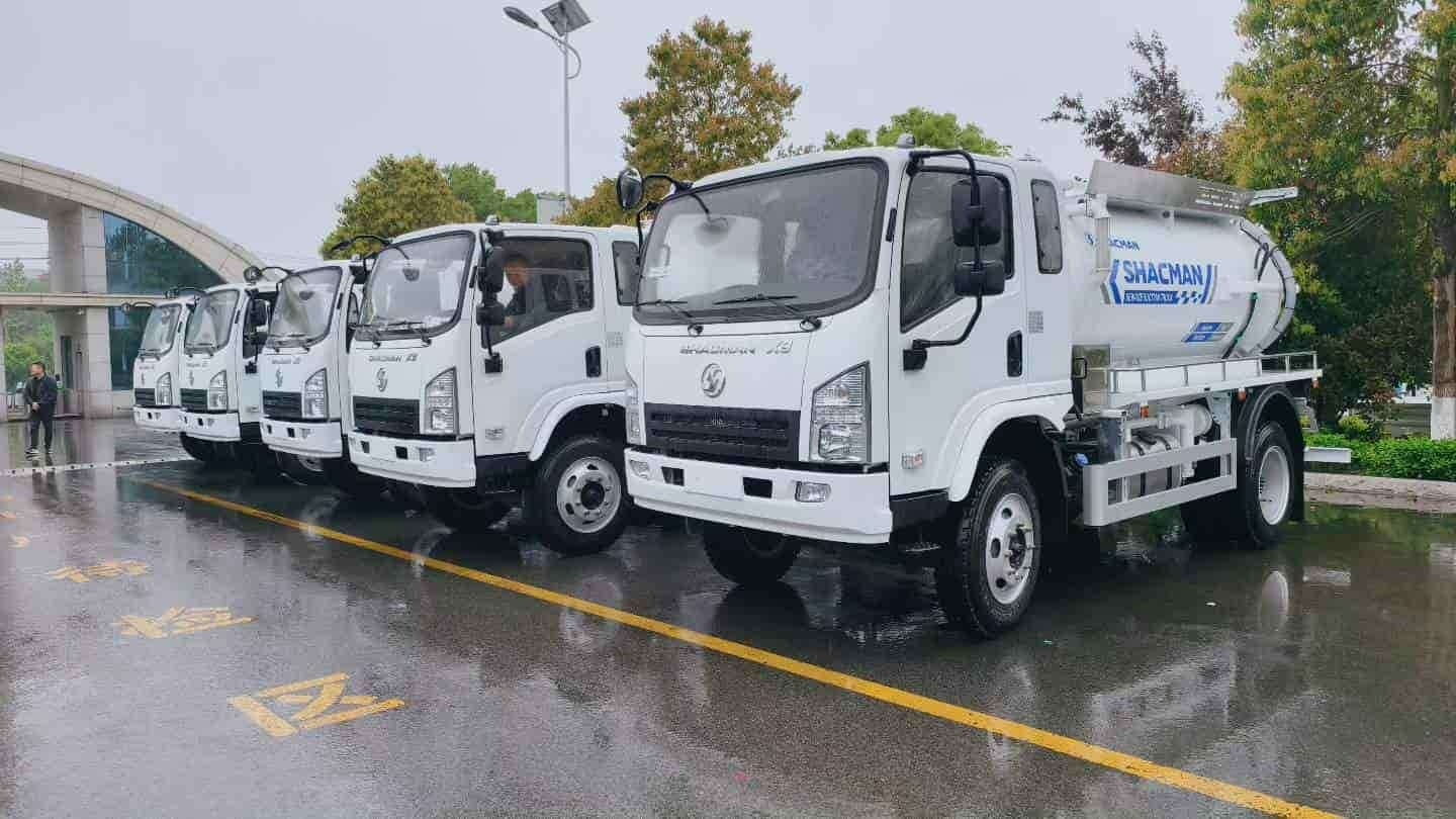 Shacman X9 4 × 2 sewage suction truck