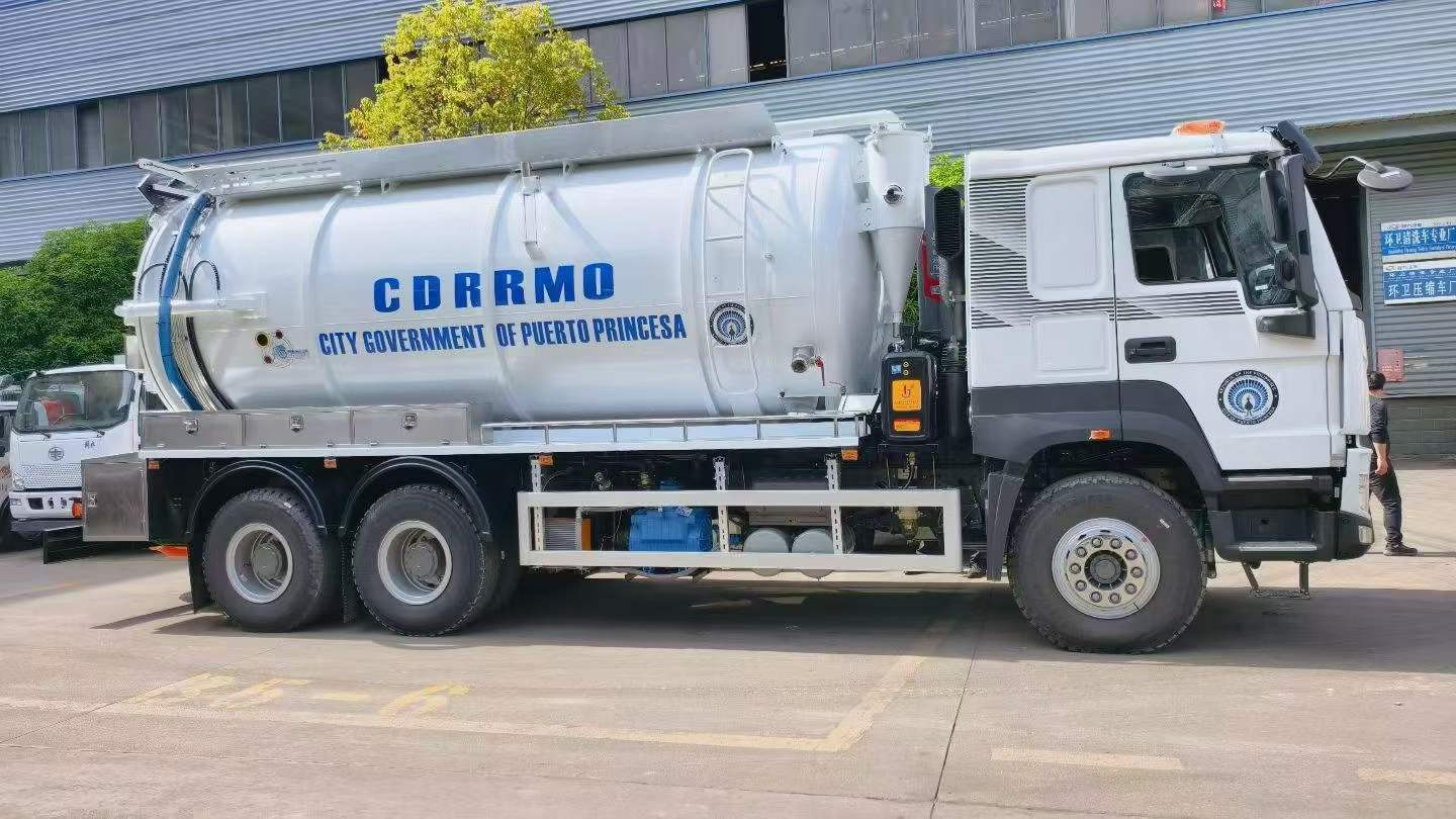 HOWO vacuum sewer cleaning truck