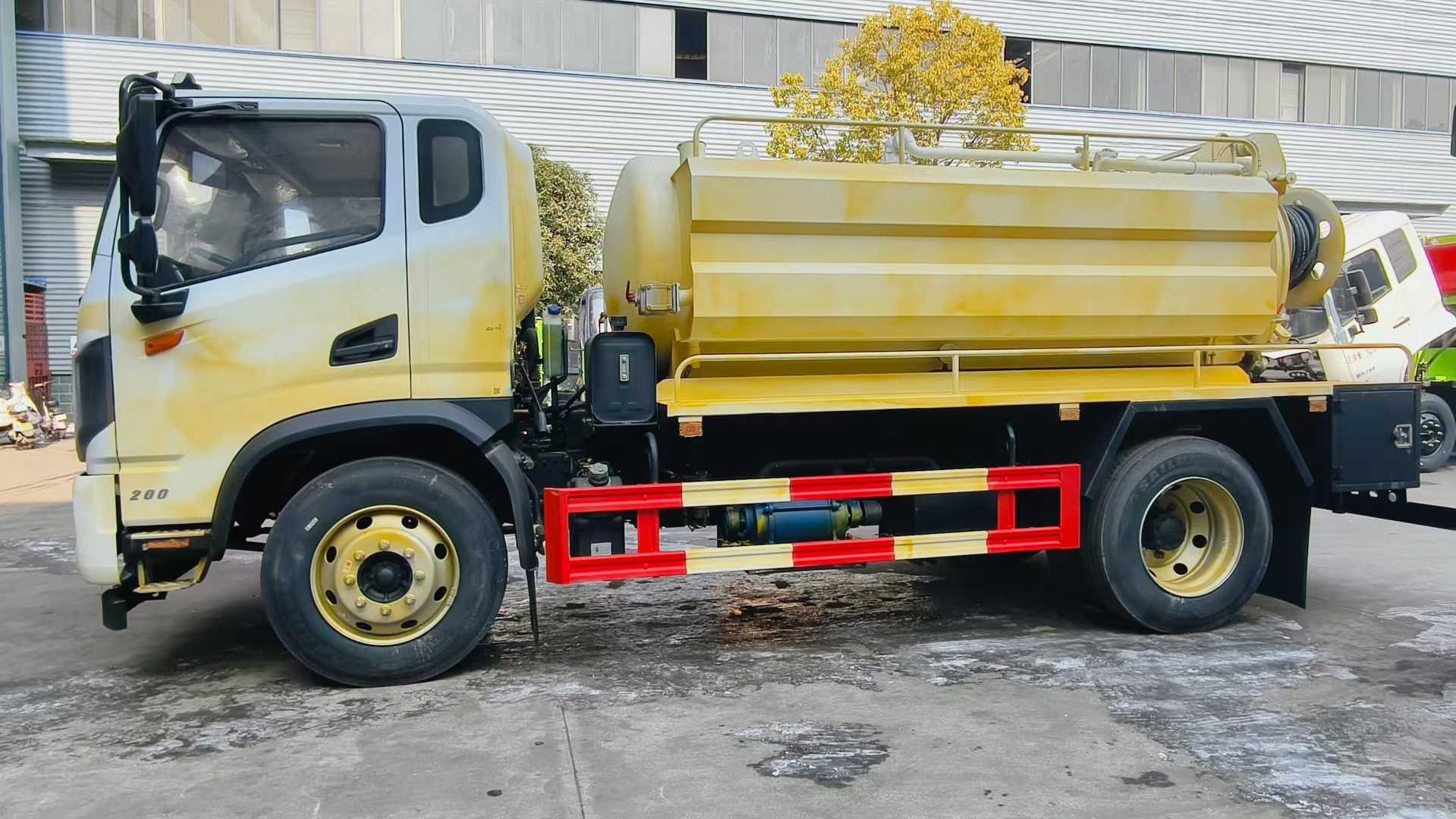 Dongfeng Huashen 4 × 2 cleaning and suction truck