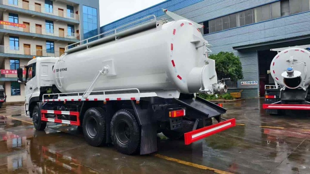 Dongfeng Tianlong rear double axle sewage suction truck