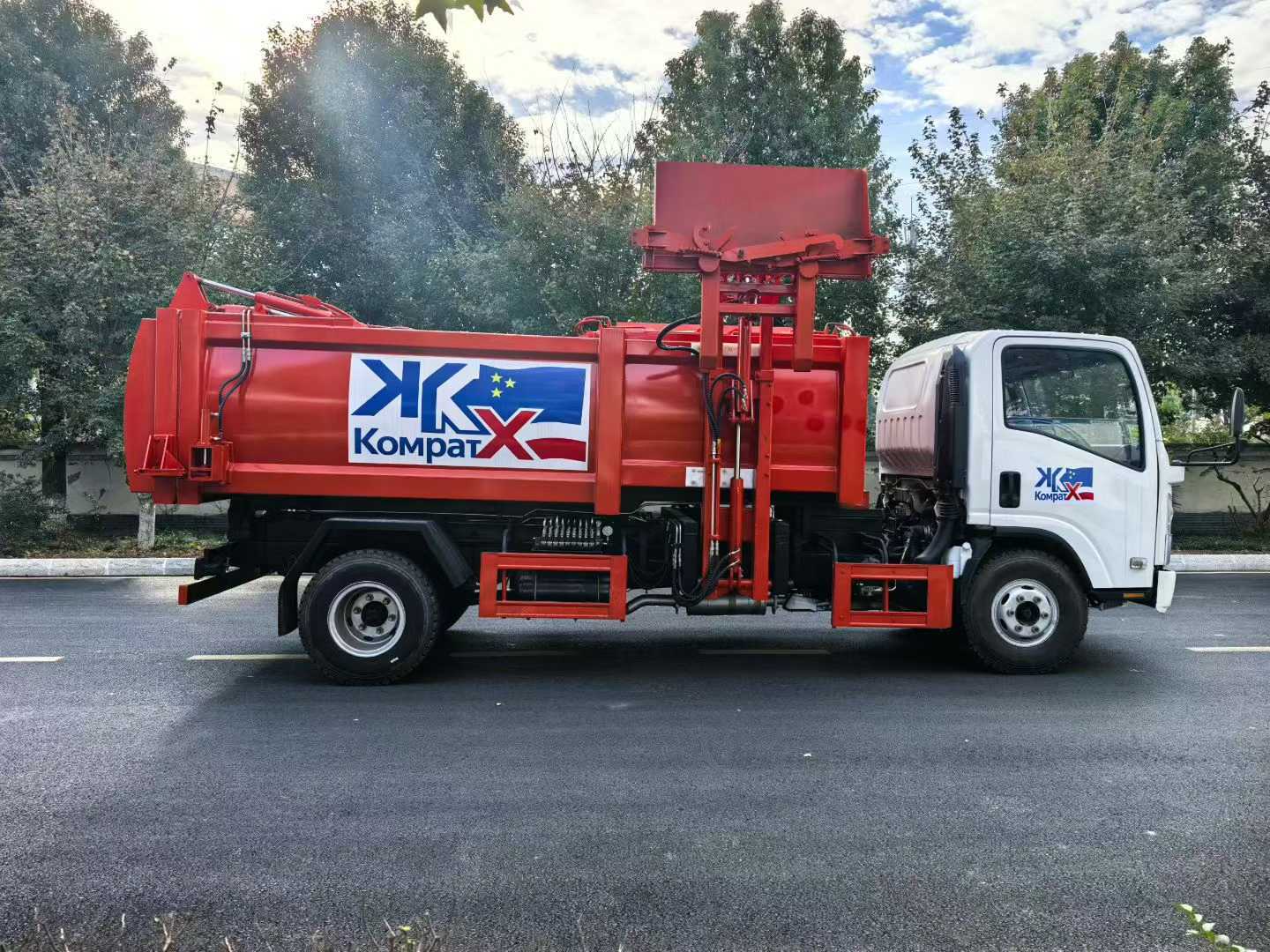 Isuzu 9-way multifunctional gripper side hanging bin garbage truck