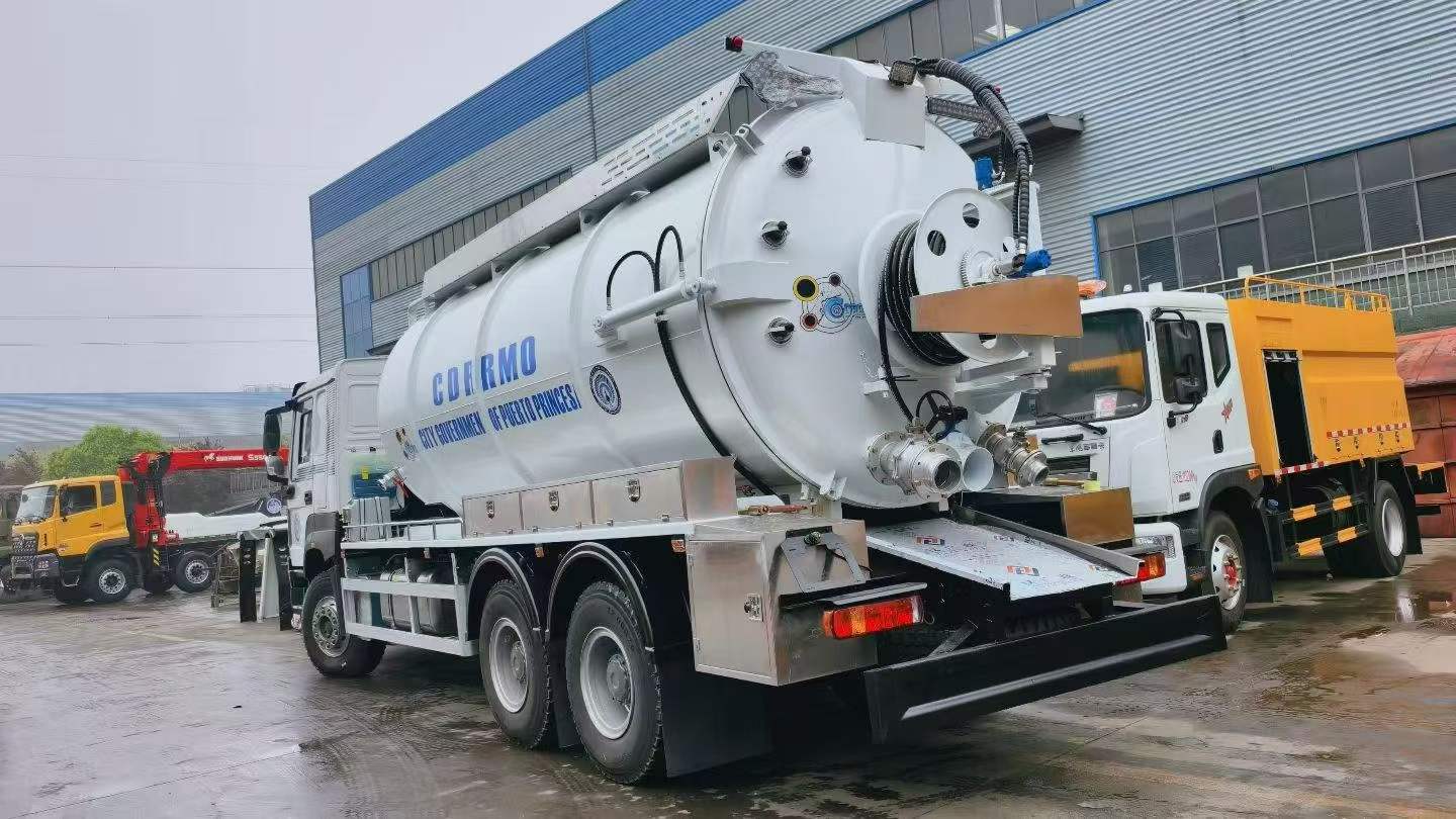 HOWO vacuum sewer cleaning truck