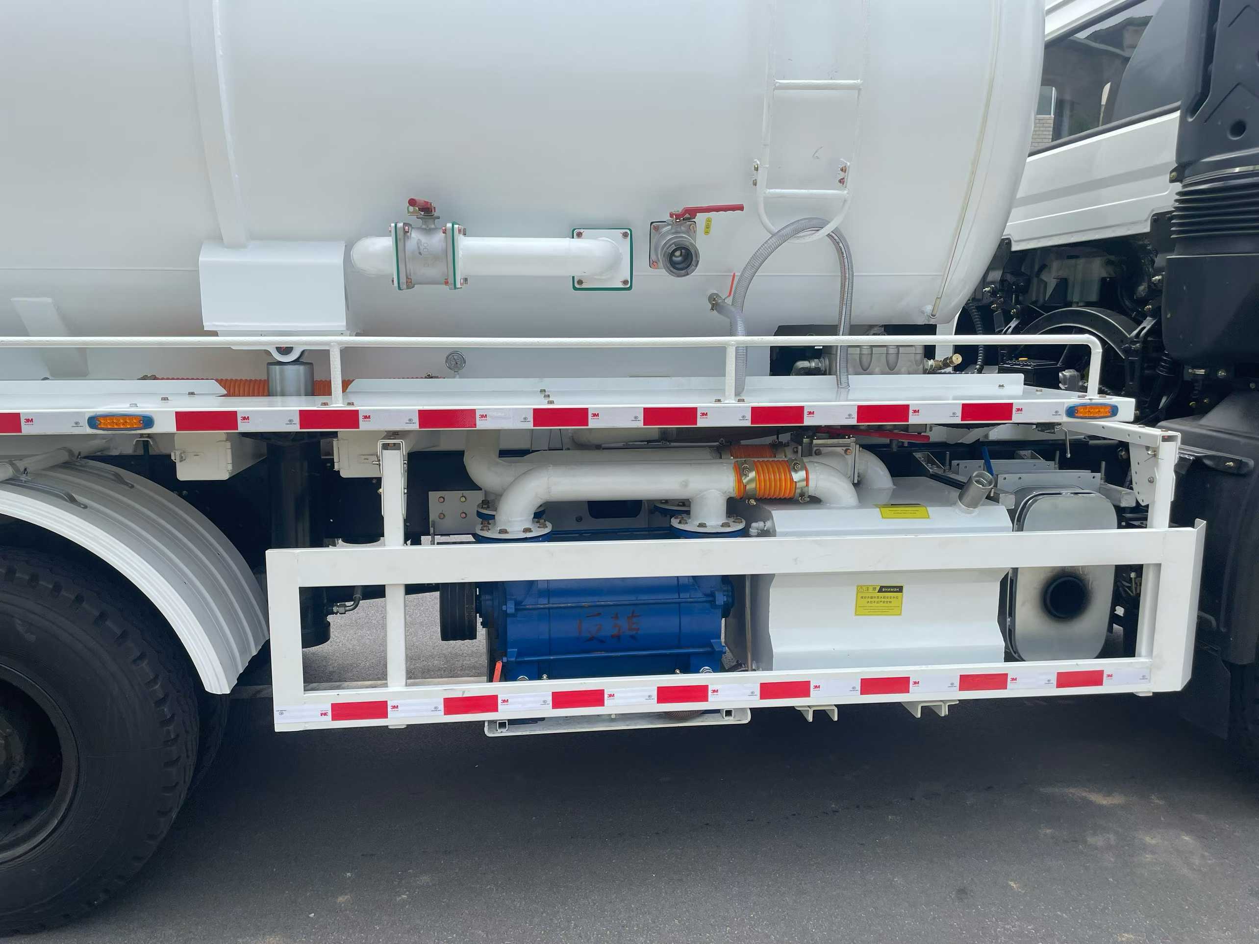 Dongfeng 6-wheel drive cleaning and suction truck