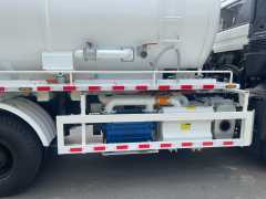 Dongfeng 6-wheel drive cleaning and suction truck