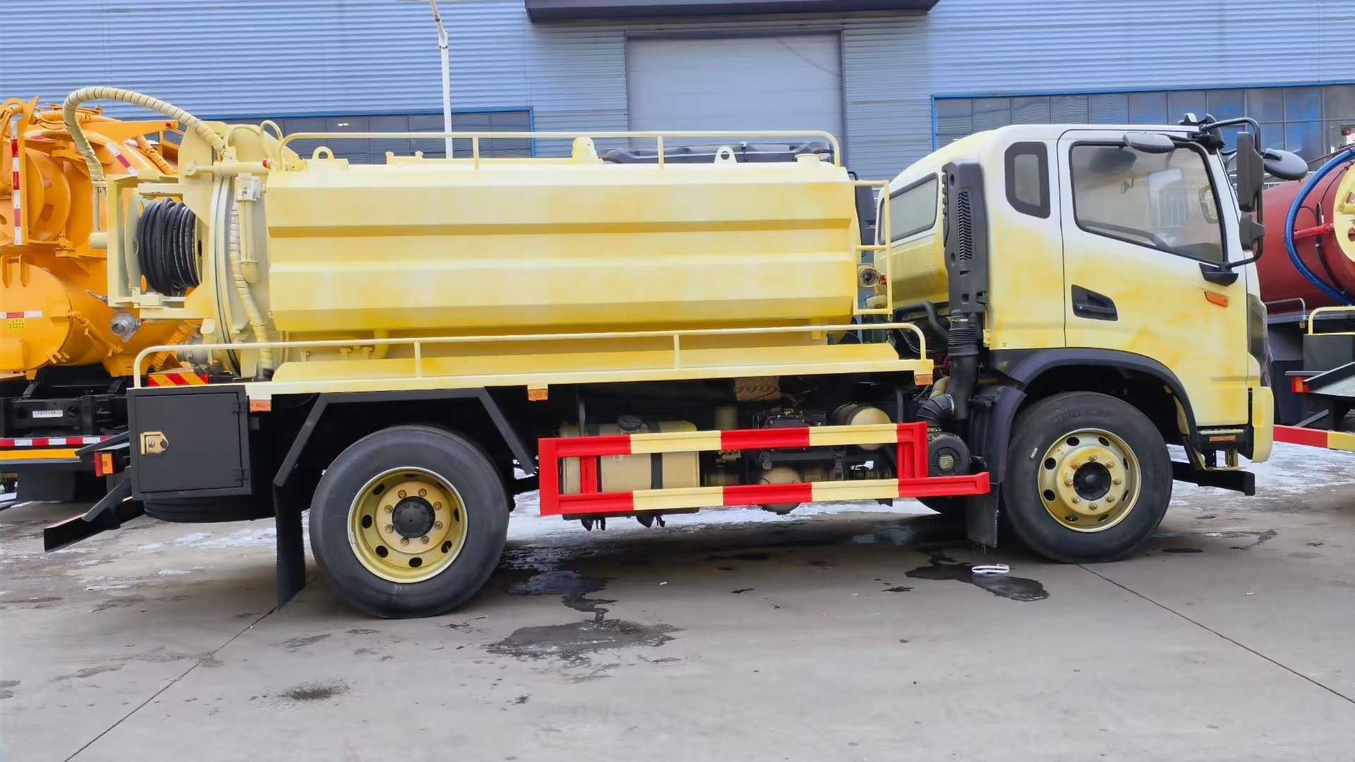 Dongfeng Huashen 4 × 2 cleaning and suction truck