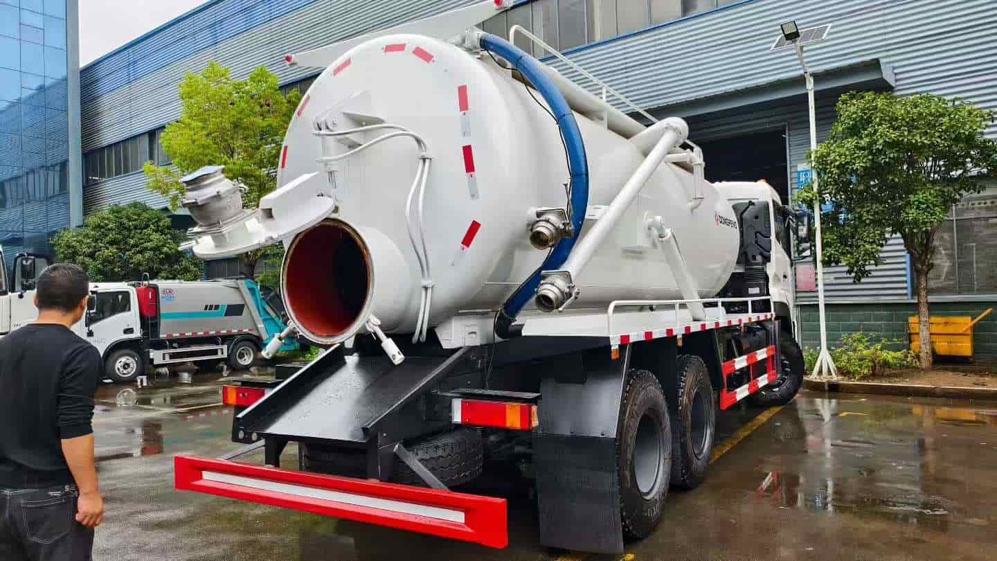 Dongfeng Tianlong rear double axle sewage suction truck