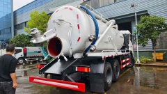 Dongfeng Tianlong rear double axle sewage suction truck