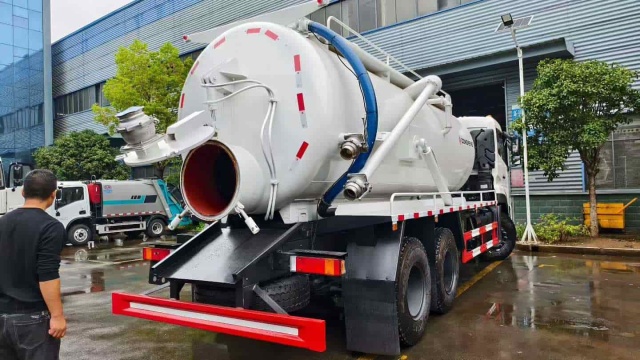Dongfeng Tianlong rear double axle sewage suction truck