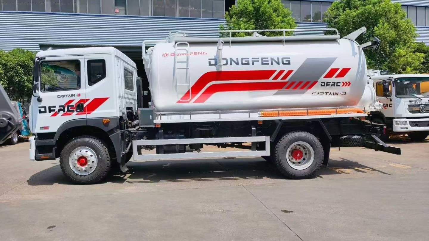 Dongfeng 4 × 2 sewage suction truck