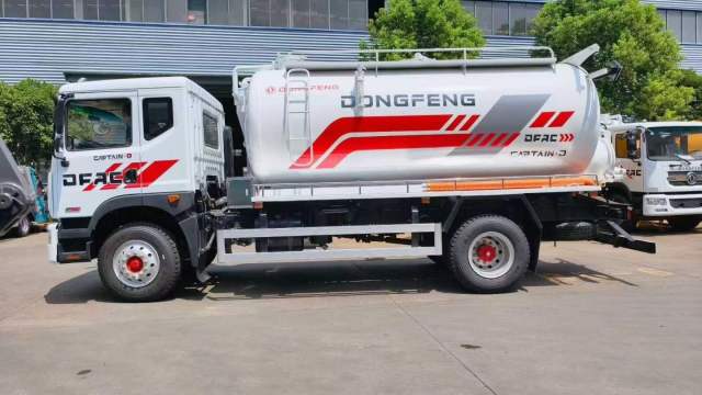 Dongfeng 4 × 2 sewage suction truck