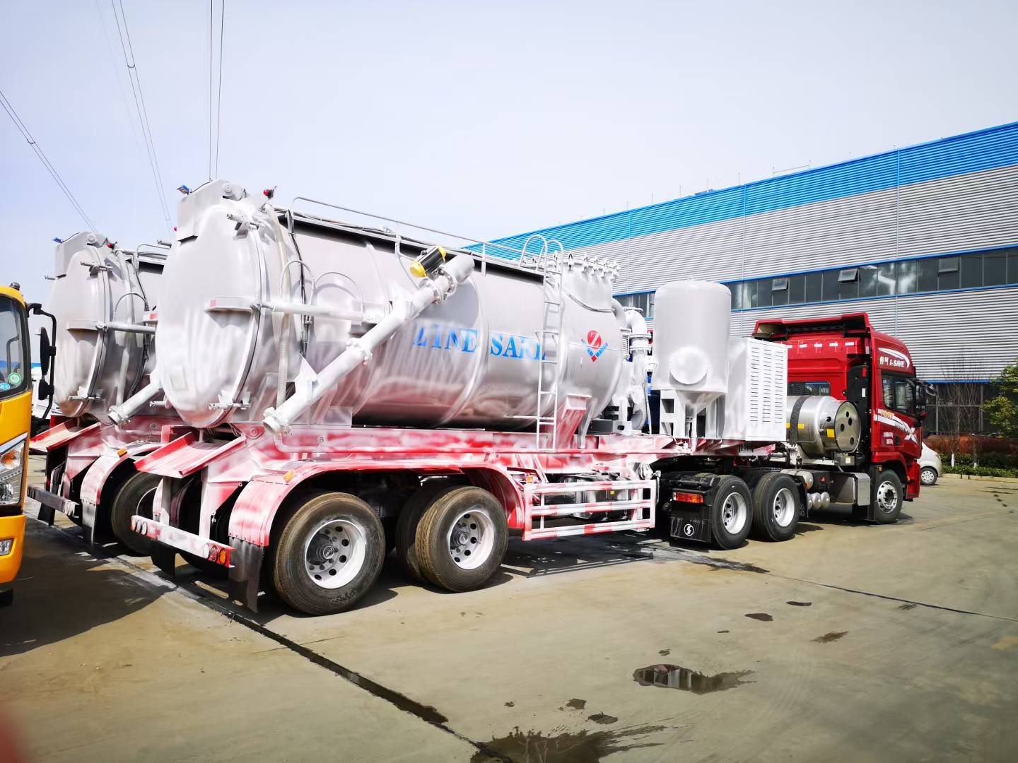 Three axle suction tank trailer