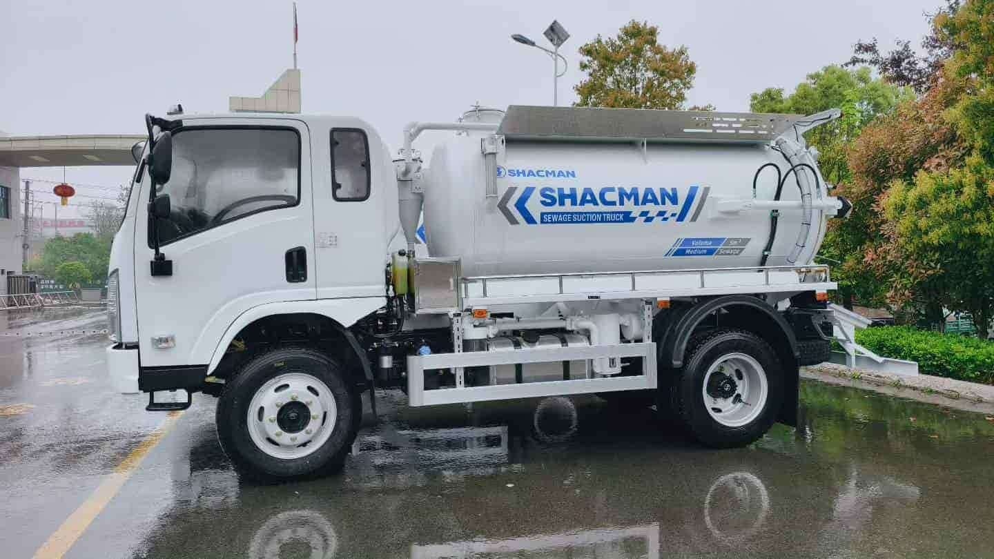 Shacman X9 4 × 2 sewage suction truck