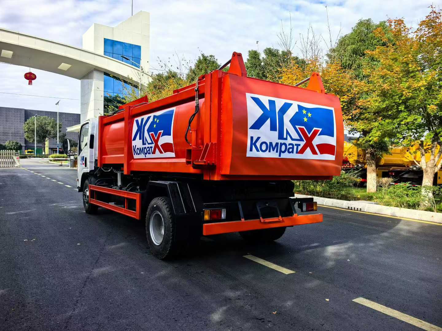 Isuzu 9-way multifunctional gripper side hanging bin garbage truck