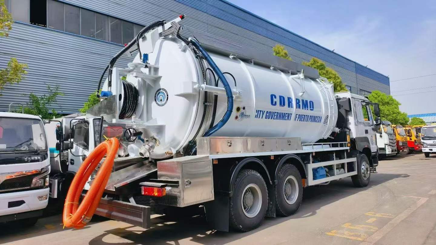 HOWO vacuum sewer cleaning truck