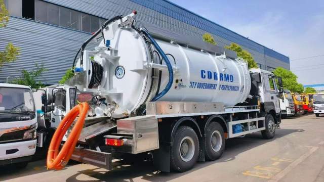 HOWO vacuum sewer cleaning truck