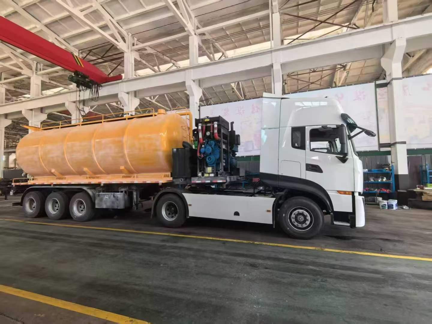 Customized sewage suction semi-trailer