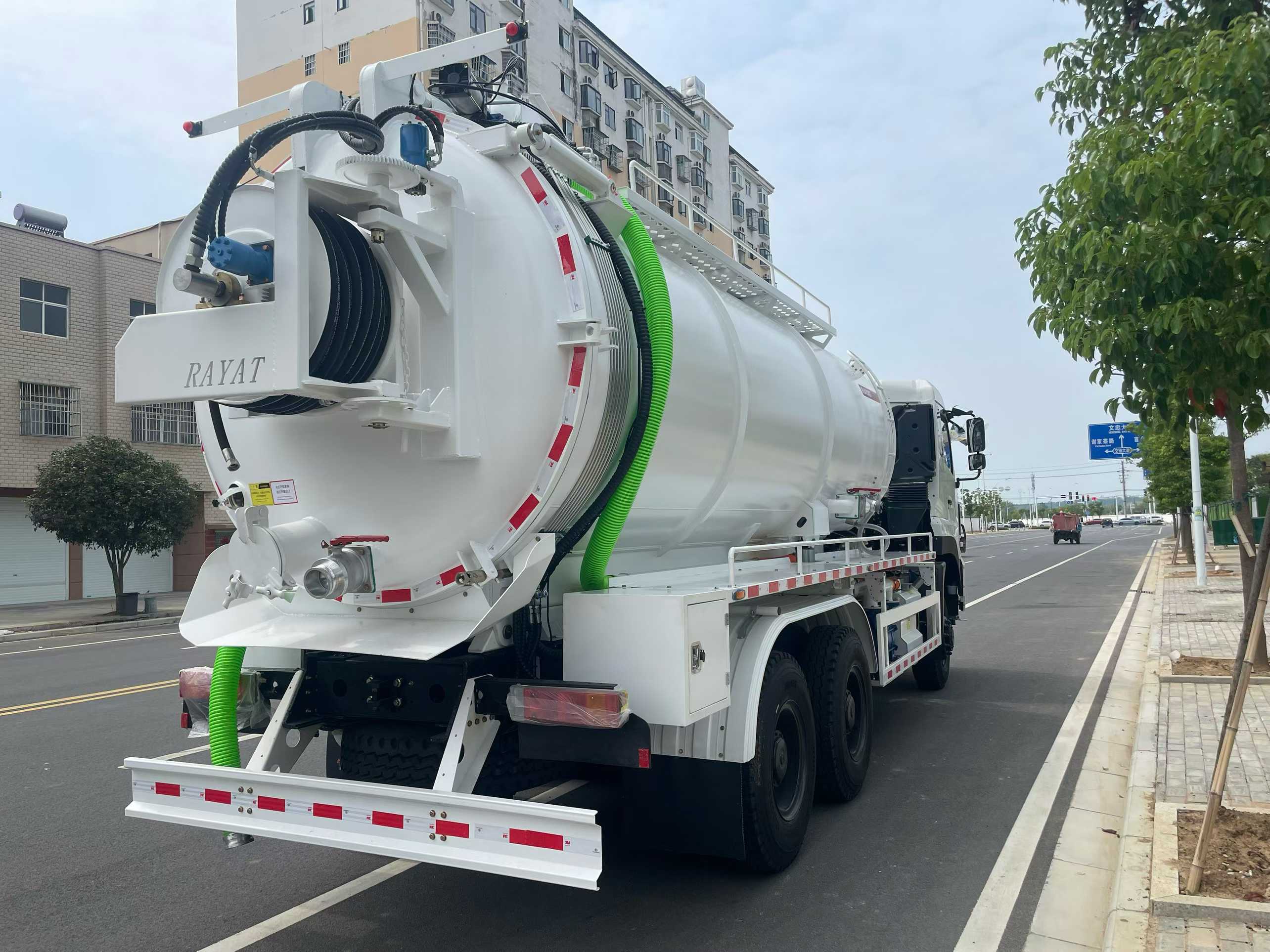 Dongfeng 6-wheel drive cleaning and suction truck
