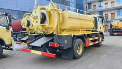 Dongfeng Huashen 4 × 2 cleaning and suction truck