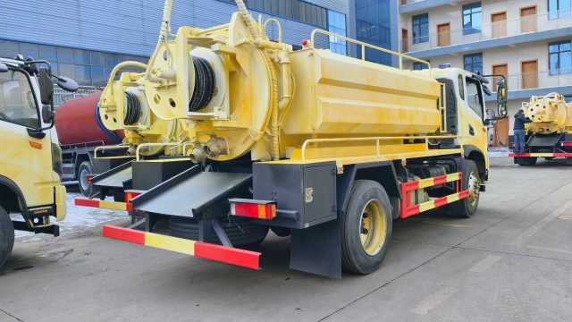 Dongfeng Huashen 4 × 2 cleaning and suction truck