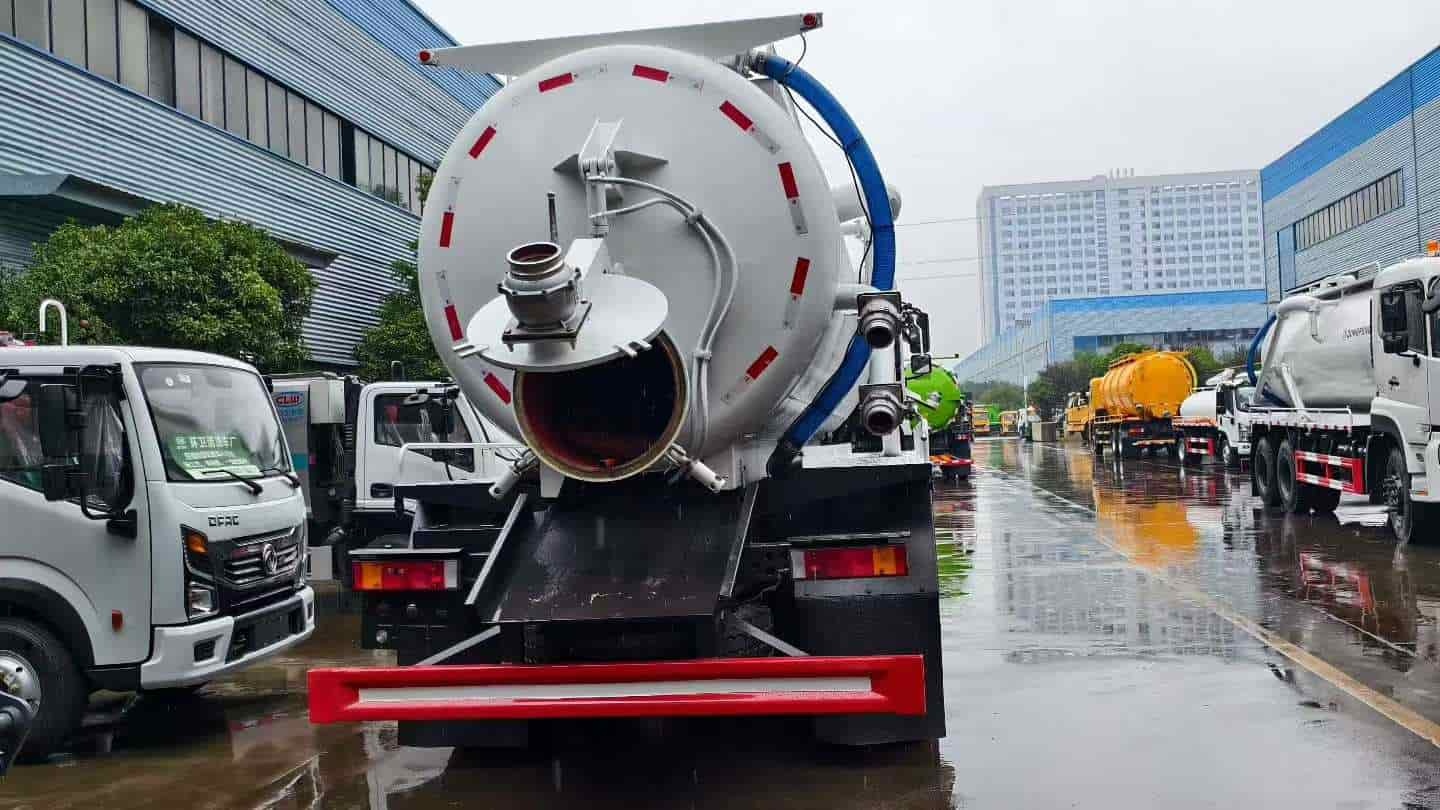 Dongfeng Tianlong rear double axle sewage suction truck