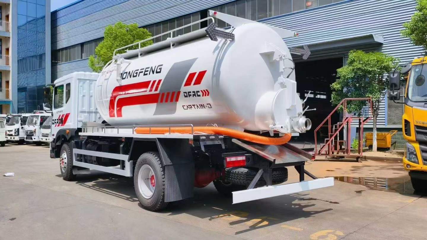 Dongfeng 4 × 2 sewage suction truck