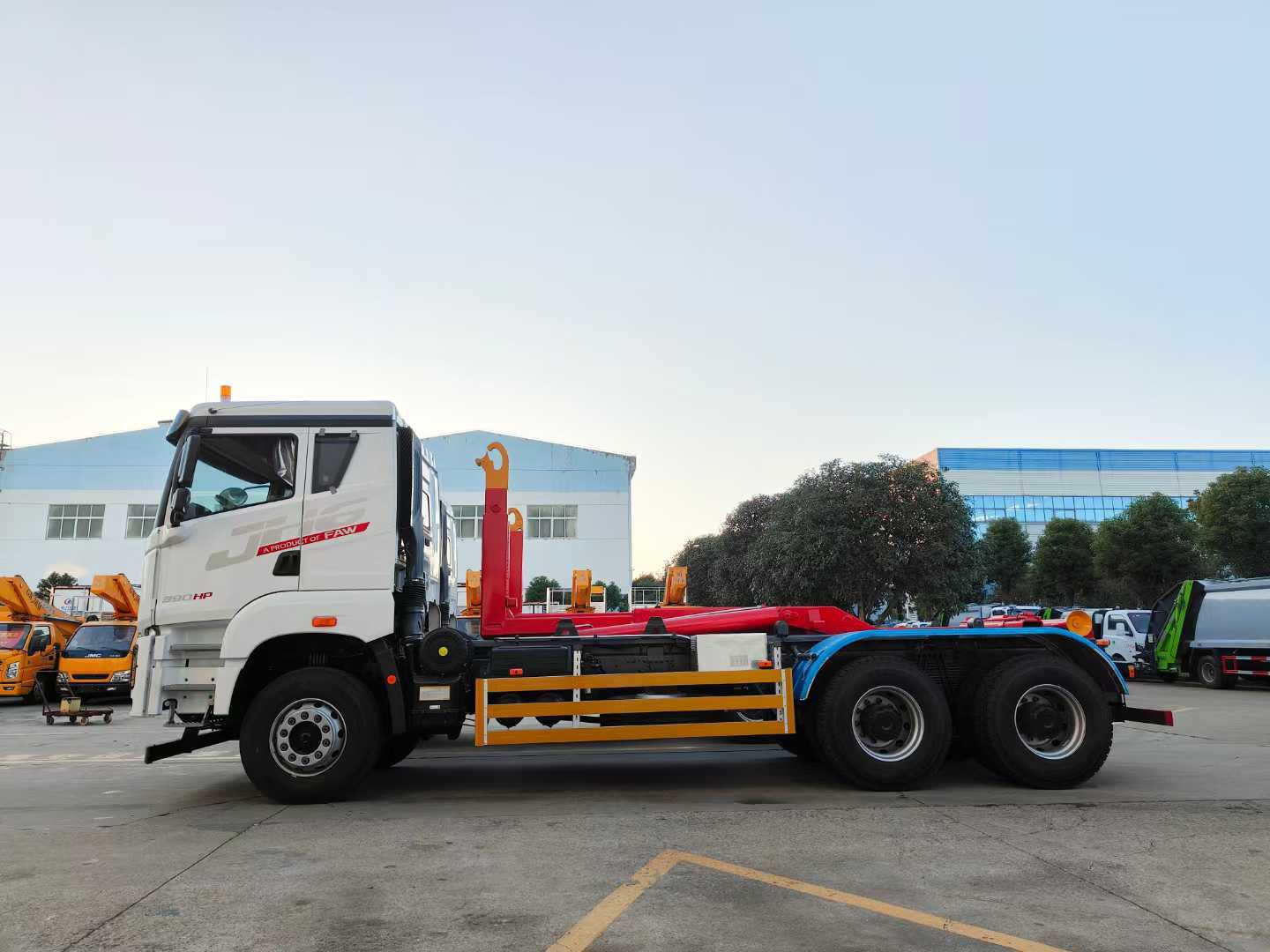 Jiefang 6x4 Hook Arm Garbage Truck