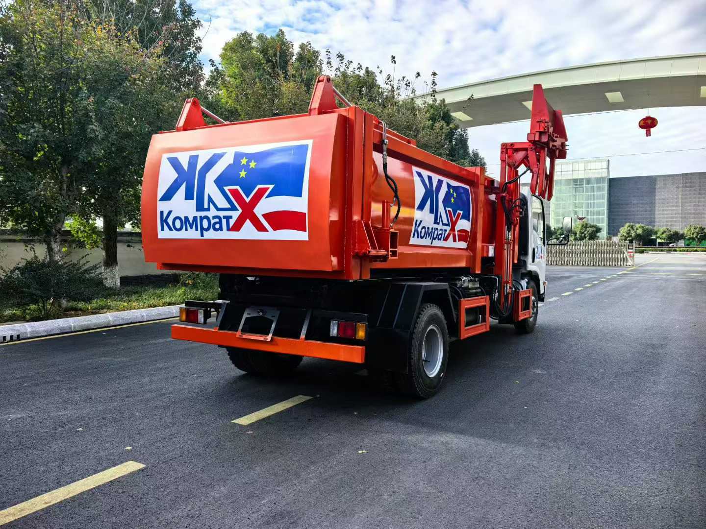 Isuzu 9-way multifunctional gripper side hanging bin garbage truck