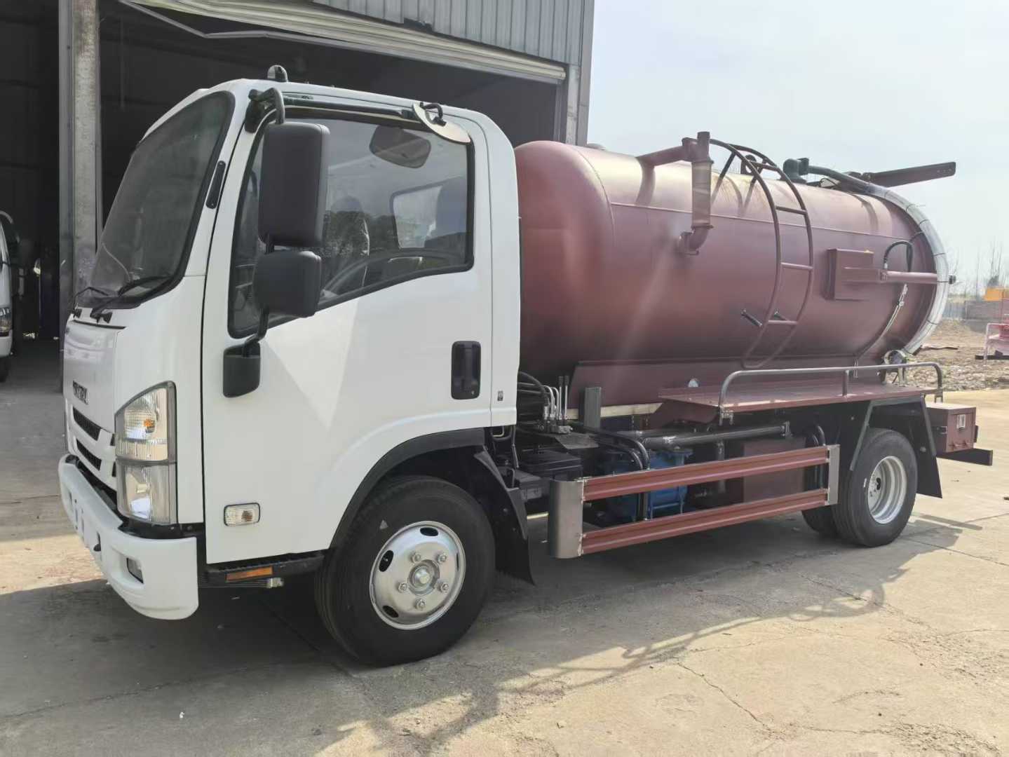 Isuzu suction truck