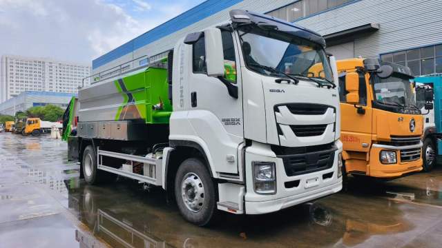Isuzu type cleaning and suction truck