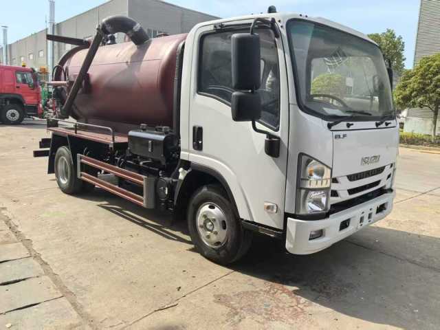 Isuzu suction truck