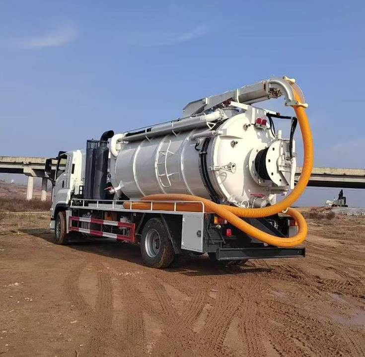 Isuzu suction truck and vacuum pump truck