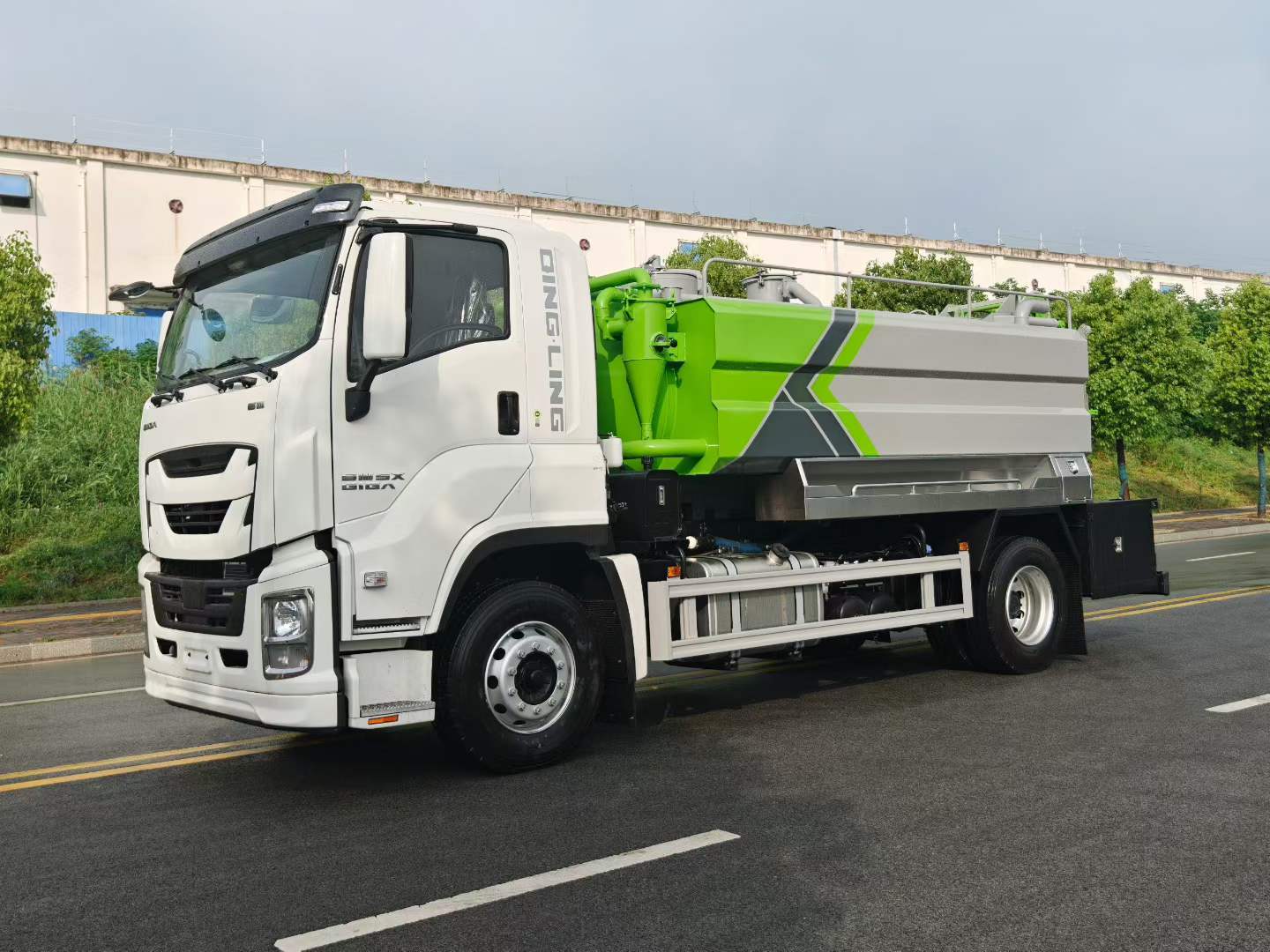 Isuzu type cleaning and suction truck