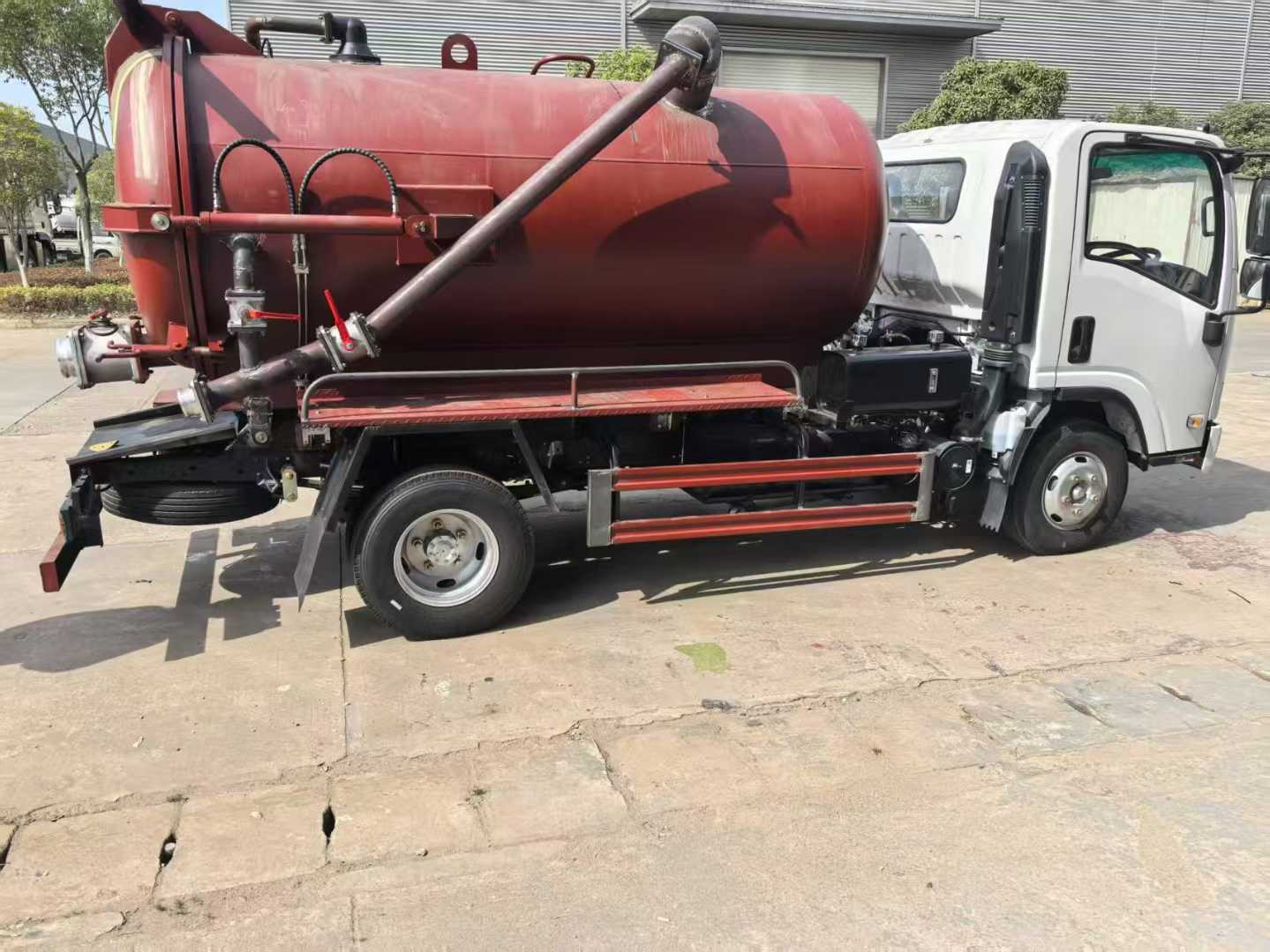 Isuzu suction truck