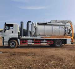 Isuzu suction truck and vacuum pump truck