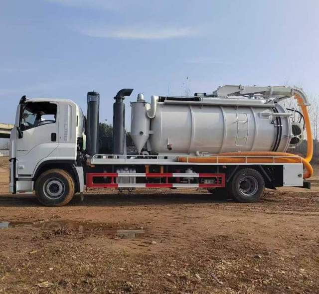 Isuzu suction truck and vacuum pump truck