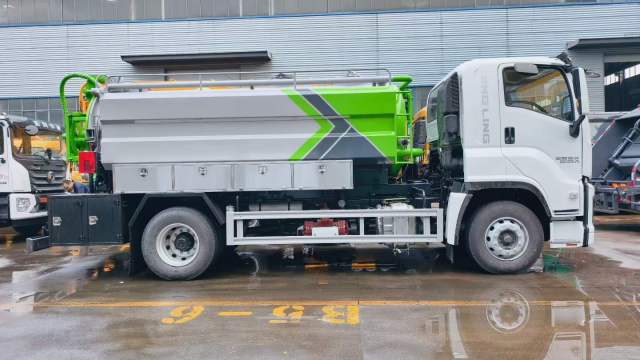 Isuzu type cleaning and suction truck