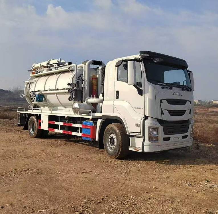 Isuzu suction truck and vacuum pump truck
