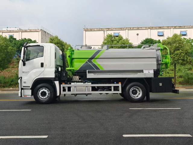 Isuzu type cleaning and suction truck