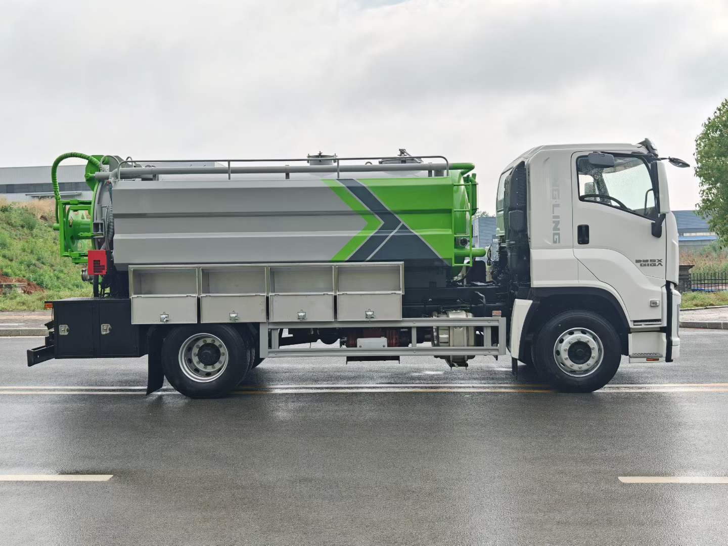 Isuzu type cleaning and suction truck