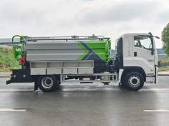 Isuzu type cleaning and suction truck
