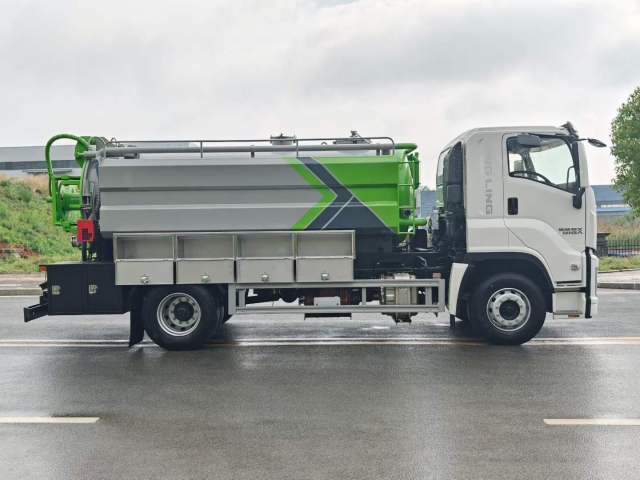 Isuzu type cleaning and suction truck