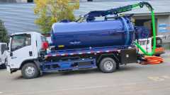 Isuzu 4x2 cleaning and suction truck with hydraulic suspension rod