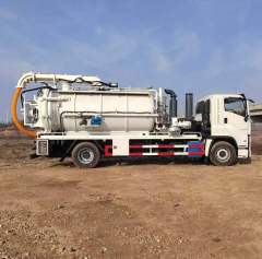 Isuzu suction truck and vacuum pump truck