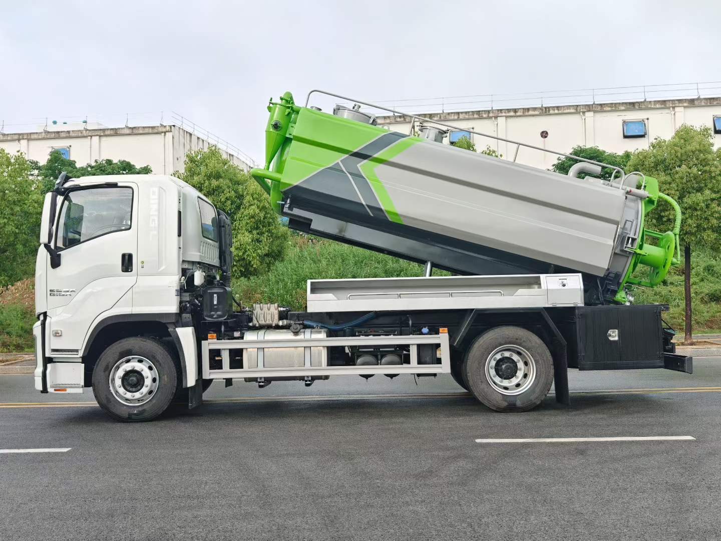 Isuzu type cleaning and suction truck