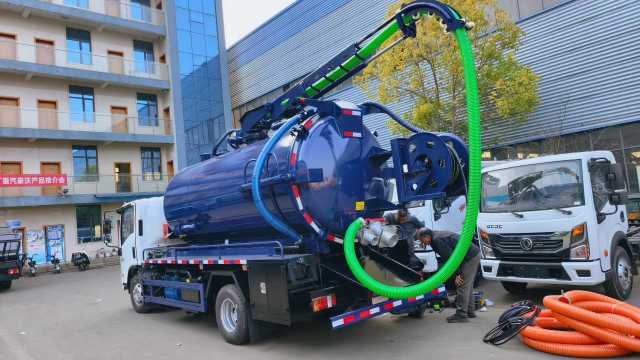 Isuzu 4x2 cleaning and suction truck with hydraulic suspension rod