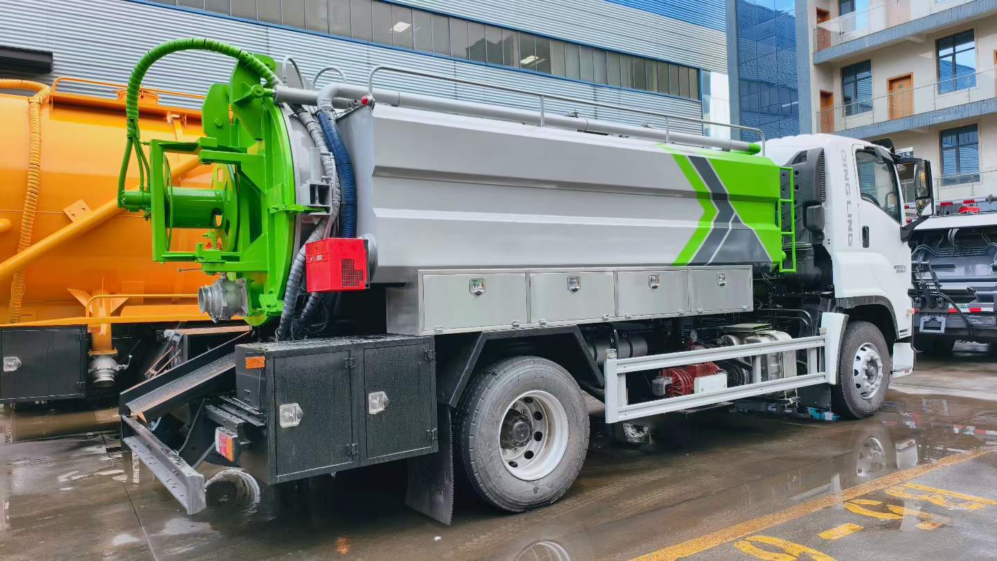 Isuzu type cleaning and suction truck