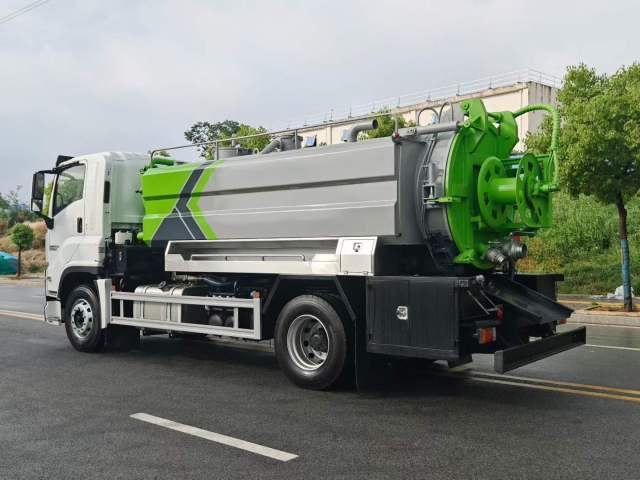 Isuzu type cleaning and suction truck