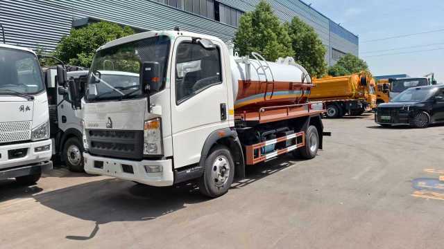 Heavy Duty Truck HOWO 5 cubic meter sewage suction truck