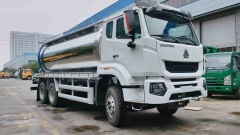 Heavy Truck HOWO rear double axle 18 cubic meter sewage suction truck